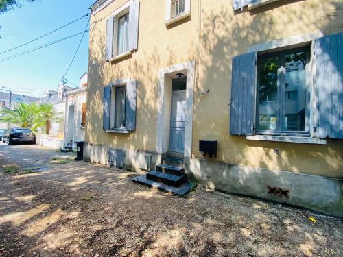 un bâtiment avec une porte et des fenêtres donnant sur une rue dans l'établissement Casa Ney, à Angers