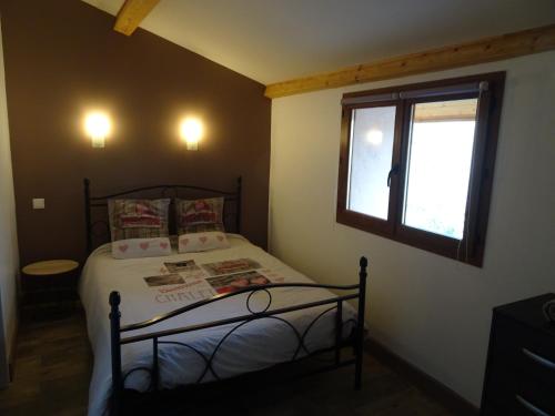 une petite chambre avec un lit et une fenêtre dans l'établissement Angeline's Gîtes, à Mercurol