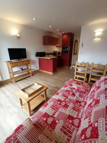 un salon avec un lit et une cuisine dans l'établissement Le Cocon des Carroz, au centre de la station et proximité des pistes, apt 4 pers, à Arâches-la-Frasse