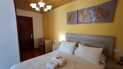 a bedroom with a bed with two towels on it at Casa David in Tríacastela