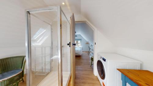 a bathroom with a washer and dryer in a room at The Sculptors Studio in Long Hanborough