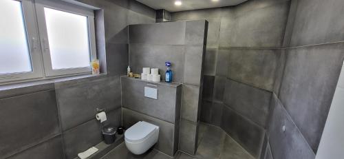 Bilik mandi di 2-WG Wohnheim