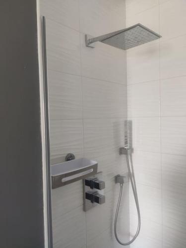 une salle de bain avec douche et lavabo dans l'établissement Maison lumineuse, quartier calme, proche mer, 8 personnes, à Santec