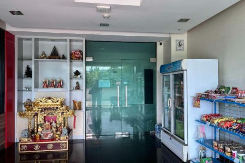 a shop with a glass door and a refrigerator at The Nine Place in Ban Kohong