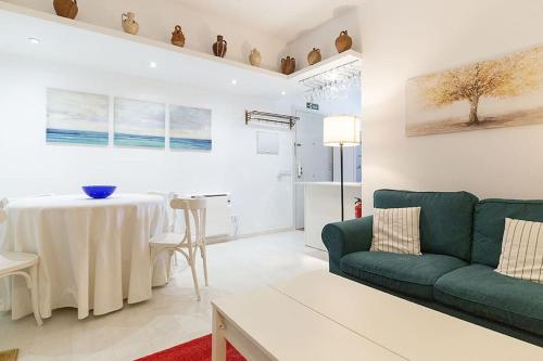 Nice house with courtyard in Puerta del Angel - Mauregato