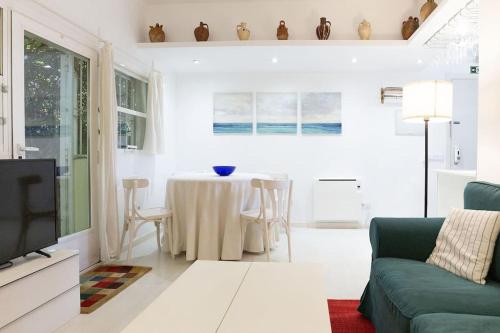 Nice house with courtyard in Puerta del Angel - Mauregato