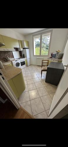 Il comprend une grande cuisine dotée d'un grand carrelage. dans l'établissement Le Confort Chambre Privée, à Castres