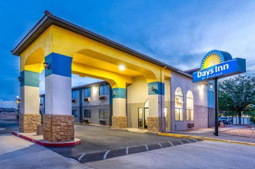 a building with a sign that reads days inn at Days Inn by Wyndham Los Lunas in Los Lunas