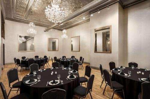 Un restaurante o sitio para comer en The Mining Exchange