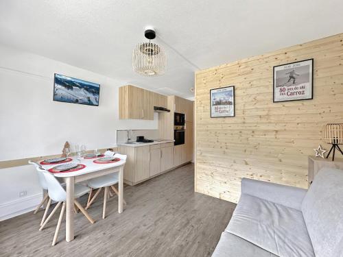 un salon avec une table et une cuisine dans l'établissement CL124 Studio cabine cosy 4 pers centre, aux Carroz d'Arâches