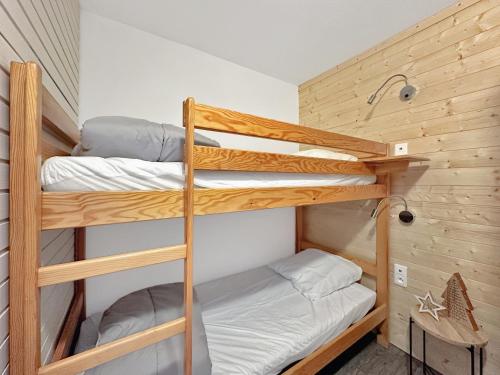 - 2 lits superposés dans une petite maison dans l'établissement CL124 Studio cabine cosy 4 pers centre, aux Carroz d'Arâches