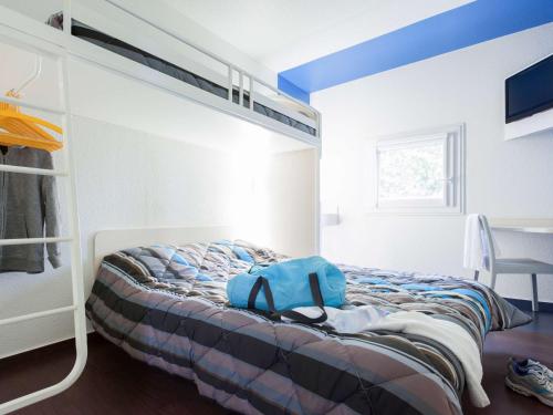 Ένα ή περισσότερα κρεβάτια σε δωμάτιο στο Hôtel Tours Nord