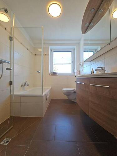 Koupelna v ubytování Gemütliche EG Wohnung nahe DAA, Würzburg, A3, A7, A81, in Fuchsstadt