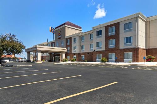 an empty parking lot in front of a hotel at Comfort Suites in Mount Vernon