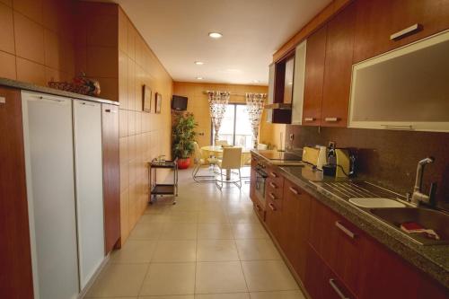 Kuchyň nebo kuchyňský kout v ubytování Parque Atlântico Modern Seaview Apartment with Pool and Tennis Court