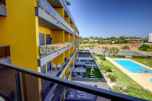 Bazén v ubytování Parque Atlântico Modern Seaview Apartment with Pool and Tennis Court nebo v jeho okolí