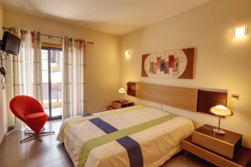 Postel nebo postele na pokoji v ubytování Parque Atlântico Modern Seaview Apartment with Pool and Tennis Court
