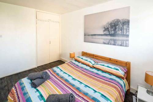 a bedroom with a bed and a picture on the wall at Hoxton Rooms in London