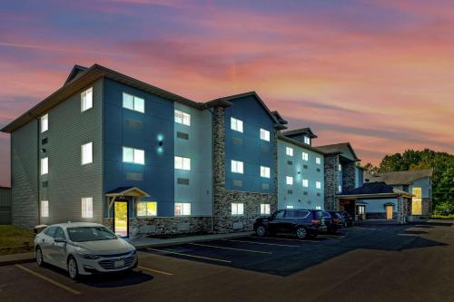a building with cars parked in a parking lot at Comfort Inn & Suites Weston - Wausau in Weston