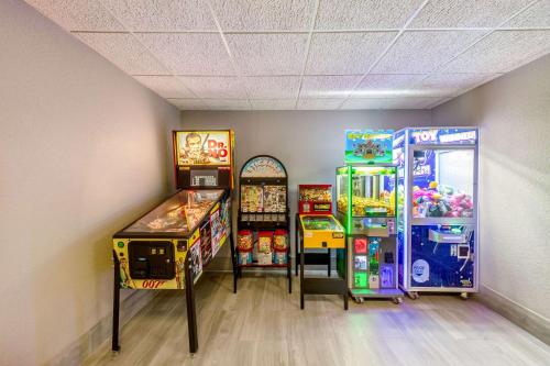 a room with three arcade games and a game machine at Comfort Inn & Suites Weston - Wausau in Weston