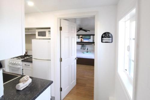 Η κουζίνα ή μικρή κουζίνα στο Ocean Bluff Hideaway Unit B