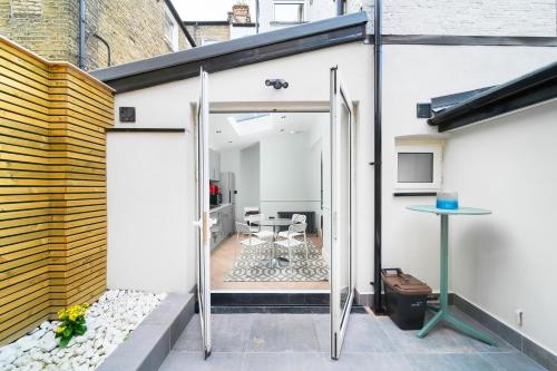 a glass extension to a house with a patio at Nine Elms City Suites in London