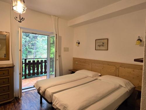 Ένα ή περισσότερα κρεβάτια σε δωμάτιο στο Lago Park Hotel