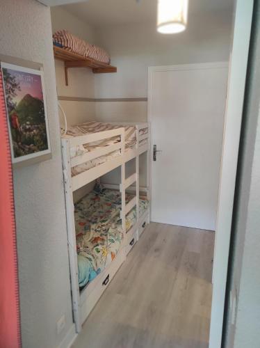 Ένα ή περισσότερα κρεβάτια σε δωμάτιο στο Studio cabine résidence du Stade
