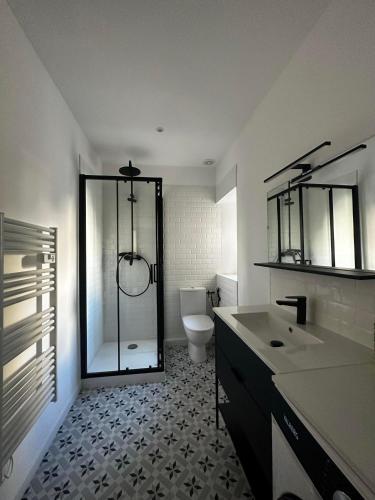 une salle de bain avec une douche, un lavabo et des toilettes dans l'établissement Dar Noailles - Central apartment near to Vieux-port, à Marseille