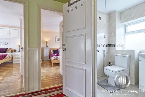 a bathroom with a white toilet in a room at Stylish 3 Bedroom House Basildon/Essex Upto 5 Guests in Basildon