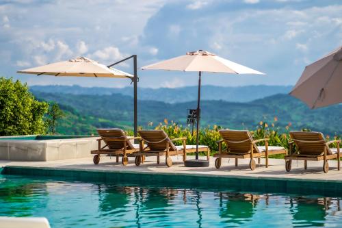 Pemandangan gunung umum atau pemandangan gunung yang diambil dari hotel