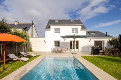 une maison avec une piscine devant une maison dans l'établissement Maison de famille avec piscine, à Beaussais sur Mer
