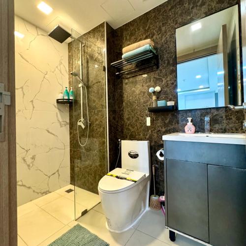 Koupelna v ubytování Arcadia Beach Continental 1BR Apt Mid-High Floor Pool View Cozy Vibes