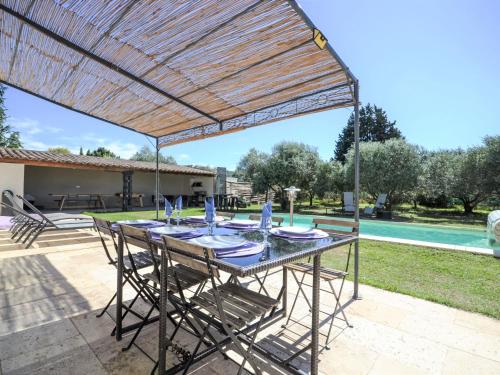 Bazén v ubytování Holiday Home L'Oliveraie by Interhome nebo v jeho okolí