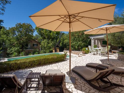 Bazén v ubytování Holiday Home Villa Mo-Re by Interhome nebo v jeho okolí