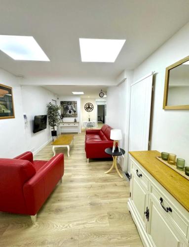 - un salon avec des chaises rouges et un canapé rouge dans l'établissement Parisian Spacious 70m2 Flat Near Eiffel Tower, à Paris