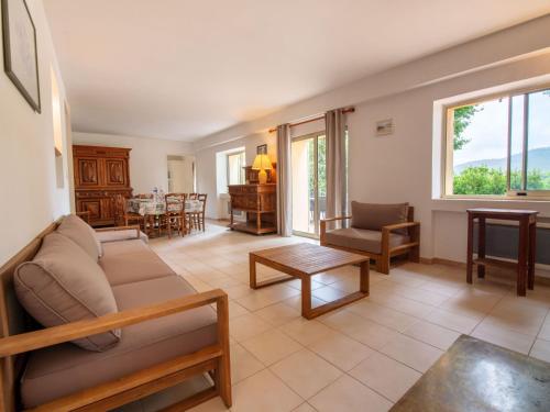 un salon avec un canapé et une table dans l'établissement Holiday Home Le Bastidon by Interhome, à Besse-sur-Issole