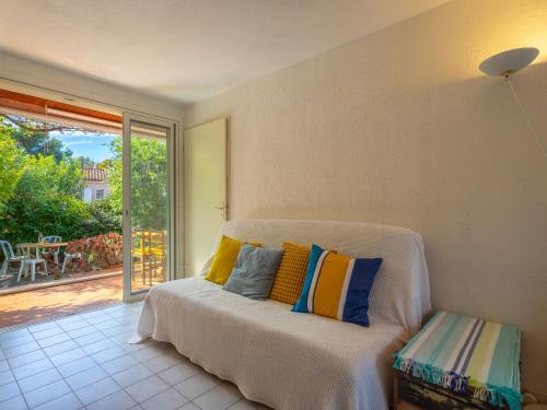 Cette chambre comprend un lit avec des oreillers colorés. dans l'établissement Holiday Home Les Mimosanes-4 by Interhome, à Bormes-les-Mimosas