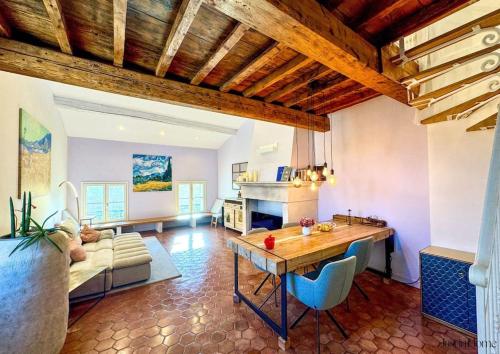 une cuisine et un salon avec une table et un canapé dans l'établissement Magnifique appartement, coeur d'Uzès, clim, à Uzès