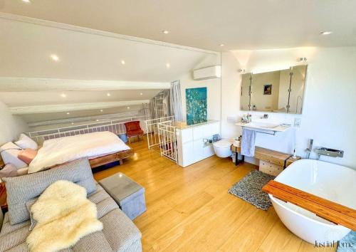 une chambre avec un lit et une salle de bain avec baignoire dans l'établissement Magnifique appartement, coeur d'Uzès, clim, à Uzès