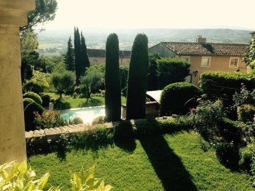 Photo de la galerie de l'établissement Villa familiale avec piscine privée à Lacoste – 250 m², à Lacoste