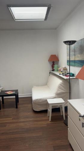 un salon avec un lit et une table dans l'établissement Charming flat Arc de Triomphe, à Paris