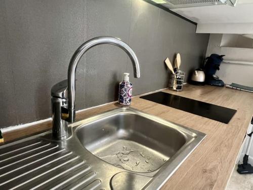 un évier de cuisine avec un robinet dans une cuisine dans l'établissement Studio Cozy Cœur de Ville, à Béziers