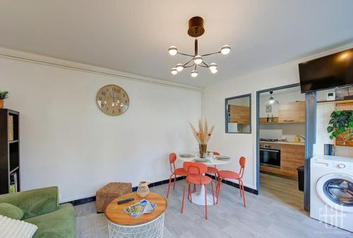 une cuisine et un salon avec une table et des chaises dans l'établissement Le Faubourg Quai Paul Bert, à Tours