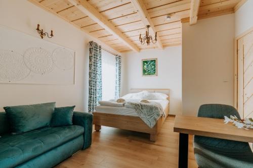 a bedroom with a bed and a couch at Gordonówka Grand- blisko basenów termalnych Rezerwuj już dziś- nie przegap okazji! in Szaflary