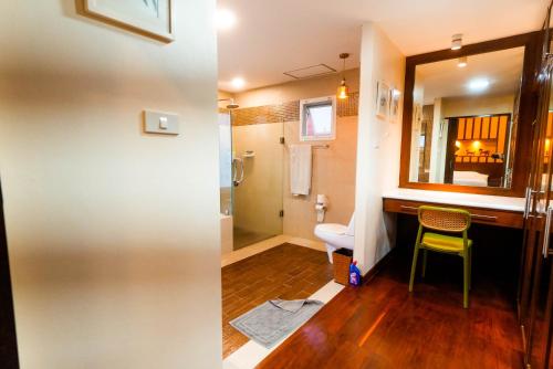 une salle de bain avec un lavabo et un miroir dans l'établissement Luxurious large size swimming pool villa in Rawai, à Ban Saiyuan (1)