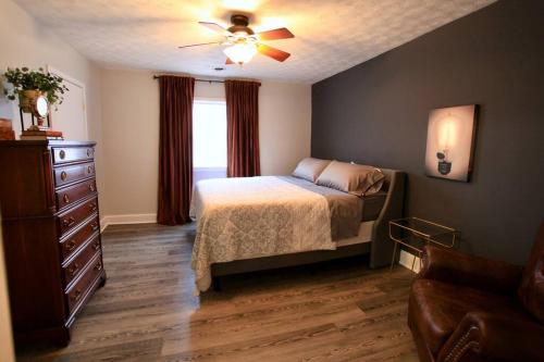 een slaapkamer met een bed en een plafondventilator bij The Lounge - Downtown Chillicothe in Chillicothe