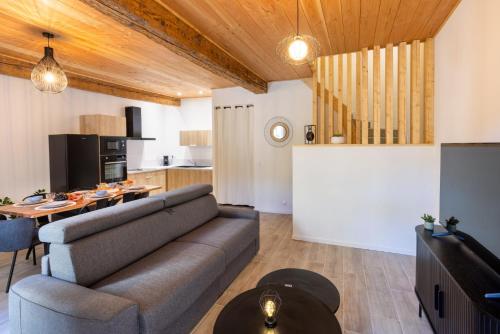 un salon avec un canapé et une table dans l'établissement L impasse d'Anaïs Free Parking, à Carcassonne