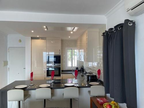 Η κουζίνα ή μικρή κουζίνα στο Luxury 2 Bedroom Apartment in San Juan de Capistrano, Nerja