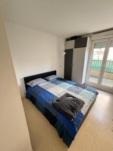 une chambre avec un lit avec des serviettes dessus dans l'établissement proche paris la defense, à Clichy